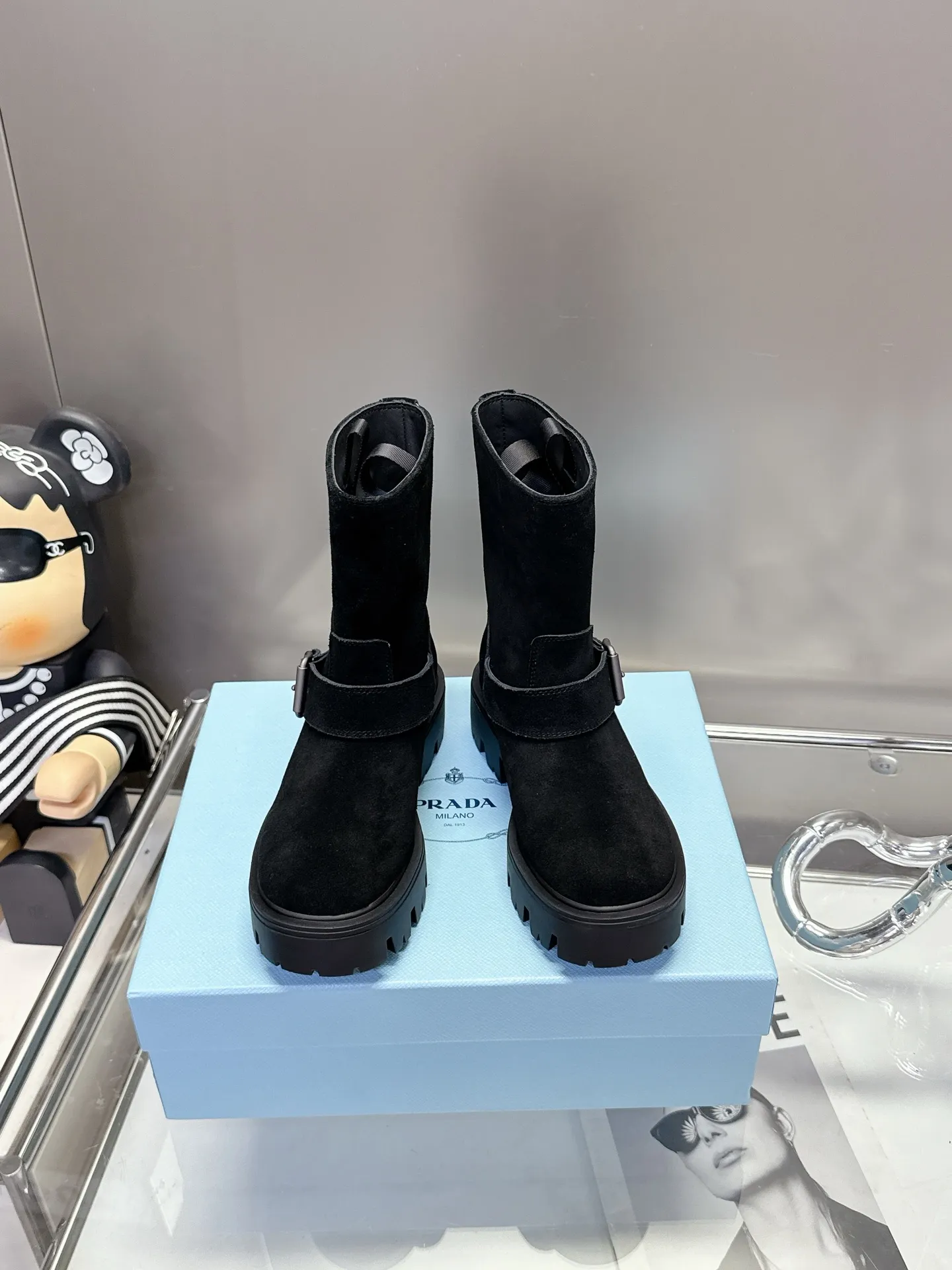 👟👟Ex-factory price 560👟👟Cow suede. 35-40 (customized at 41) Prada 2025 new thick-soled 5cm boots are coming, who can resist being tempted! The classic Prada triangle is low-key and luxurious, highlighting the brand's unique style. The thick-soled design increases the height and silently lengthens the leg lines. The aura instantly reaches 2.8 meters and makes you feel windy when you walk. Whether it is made of high-quality leather or soft and skin-friendly suede, each pair of boots fully demonstrates Prada's exquisite craftsmanship. The cool black model, paired with jeans and a motorcycle jacket, is a perfect street fashionista; the gentle khaki and calm brown, paired with woolen coats and long skirts, show elegance. The metal buckle design on the boots adds a bit of toughness and casualness, and the details are taken care of directly. This autumn and winter, with the blessing of Prada thick-soled boots, your sense of fashion will be directly enhanced, and you can easily become the most handsome boy on the street! #Prada #2025 new boots #Thick-soled boots #Fashion wear